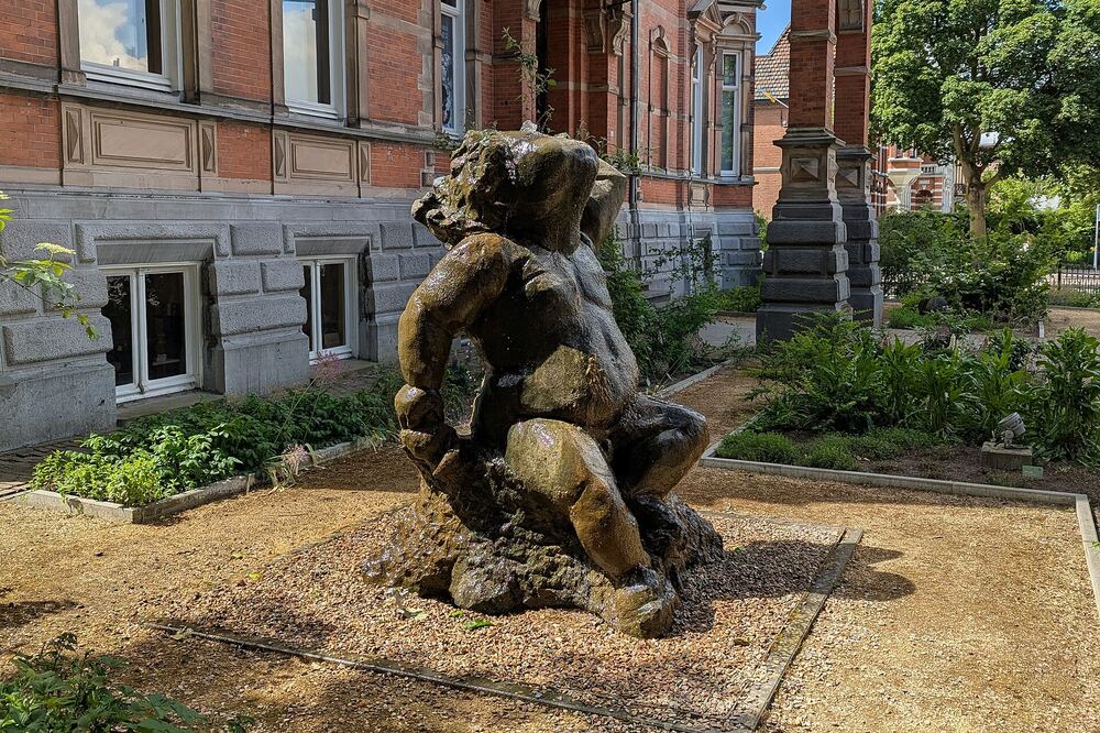 Het bronzen beeld Lyrisch Water in een tuin aan de Molenstraat in Oss